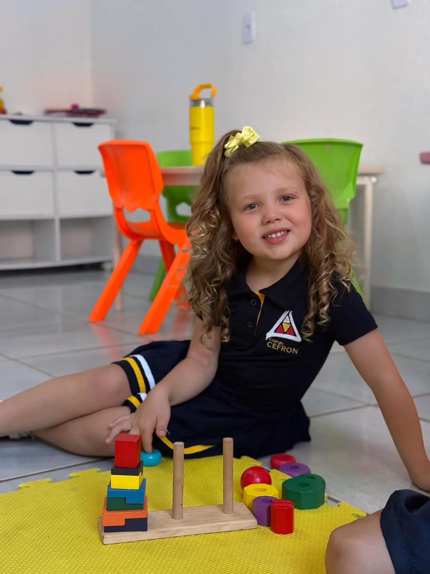 Aluna montando um brinquedo de encaixe na Educação Infantil do Cefron